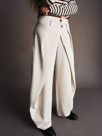 Bershka Baggy Hose in Beige