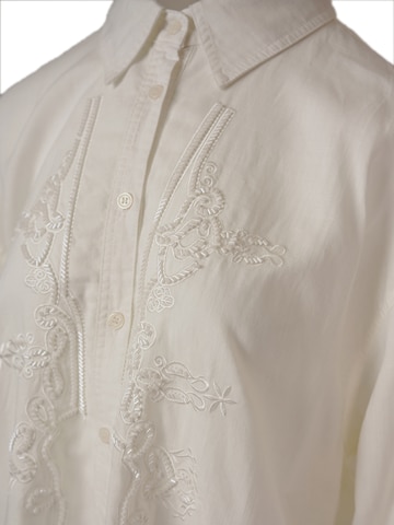 T-shirt 'Oversize-Leinenbluse mit floraler Stickerei und Perlendetails' yoligex en blanc