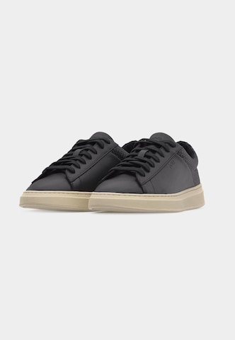 Sneaker low 'Kieran' de la BOSS pe negru