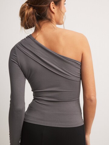 NA-KD Shirt in Grau