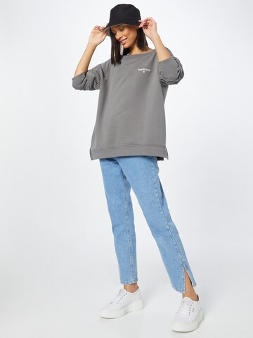 Femi StoriesSweater majica 'RIA' - siva boja