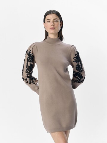 OBJECT Kjole 'JOANA' i brun: forside