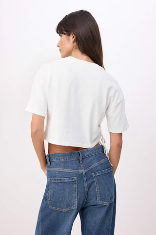 Tricou de la Trendyol pe alb