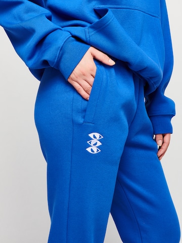 UNFOLLOWED x ABOUT YOU Tapered Broek 'MOOD' in Blauw
