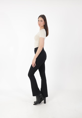 Elara Flared Jeans in Schwarz