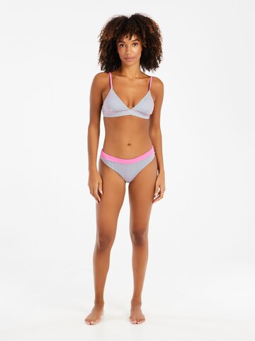 PROTEST Triangel Bikini 'PRTEzra'‌‌‌‌‌‌‌ in Pink