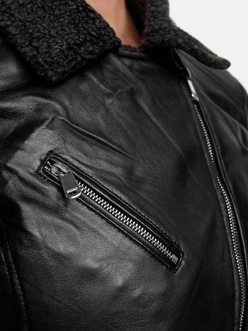 Tazzio Übergangsjacke 'F512' in Schwarz