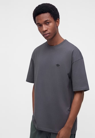 ADIDAS ORIGINALS - Camiseta en gris