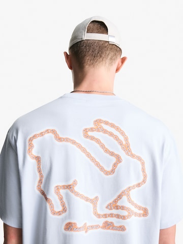 Tricou de la Bershka pe alb