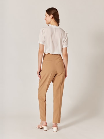 regular Pantaloni con pieghe 'Emya' di NAF NAF in marrone