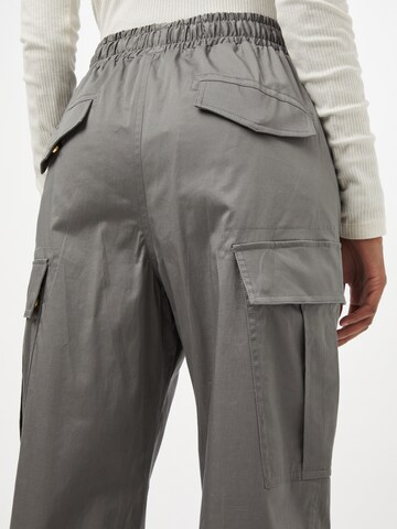 Tapered Pantaloni cu buzunare de la LOOKS by Wolfgang Joop pe gri