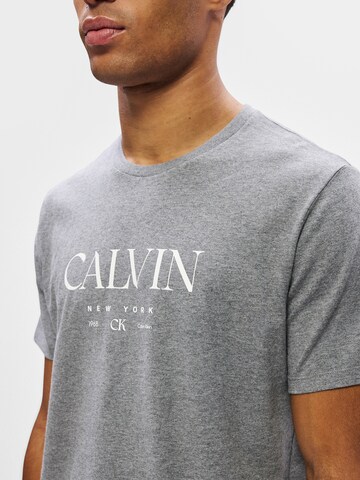 Calvin Klein - Camiseta '20S' en gris