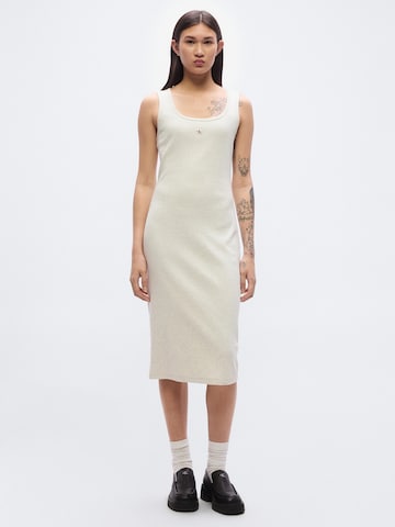 Calvin Klein Jeans Šaty – šedá: přední strana