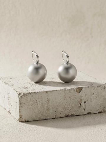 Orecchini 'SIGNE WaterproofSilver Stainless Steel Statement French Clip - Sanded Finish' di DNSK Copenhagen in argento