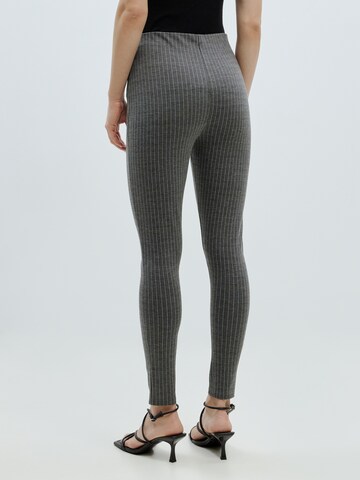 Skinny Leggings 'Rebecca' di EDITED in grigio