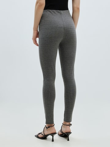 EDITED Skinny Leggingsit 'Rebecca' värissä harmaa