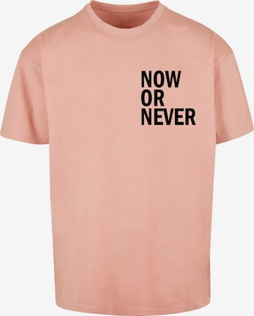 Merchcode Shirt 'Now Or Never' in Roze: voorkant