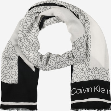 Calvin Klein Šála – černá: přední strana