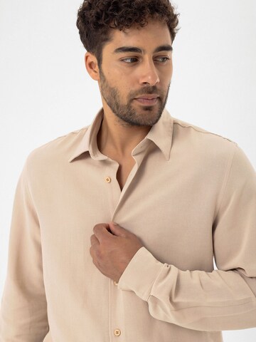Comfort fit Camicia di Dandalo in beige