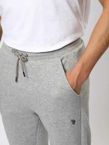 U.S. POLO ASSN. Tapered Housut 'Terkel' värissä harmaa