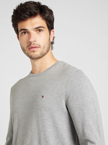 TOMMY HILFIGER Pullover 'ESSENTIAL' i grå