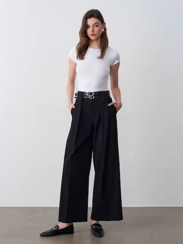 Dilvin Wide leg Pants in Black: front