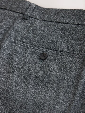 regular Pantaloni con piega frontale di Next in grigio
