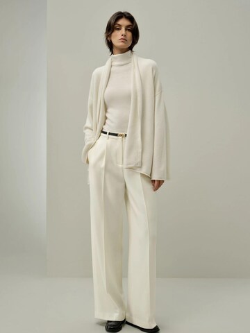 Giacchetta 'Kaschmir-Lounge-Jacket zum Umschlagen' di Lilysilk in bianco