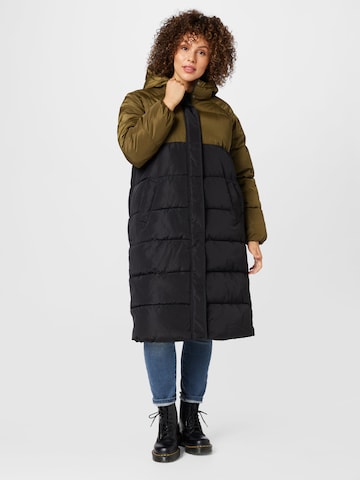 Manteau d’hiver 'Becca' ONLY Carmakoma en vert