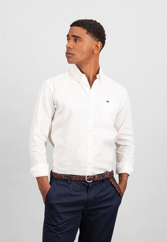 Coupe regular Chemise FYNCH-HATTON en blanc : devant