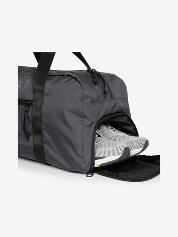 EASTPAK Duffel in Grau