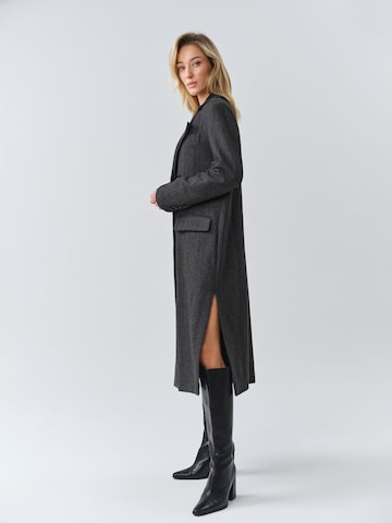 Cappotto di mezza stagione di MB by Marta Buzolic in grigio