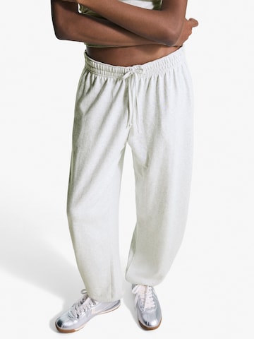 Bershka Дънки Tapered Leg Панталон в сиво: отпред