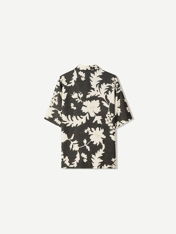 Bershka Comfort Fit Риза в черно