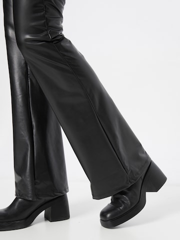 Flared Pantaloni di NLY by Nelly in nero