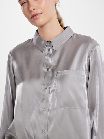 Camicia da donna 'SOLA' di PIECES in argento