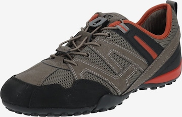 Chaussure de sport à lacets GEOX en gris : devant