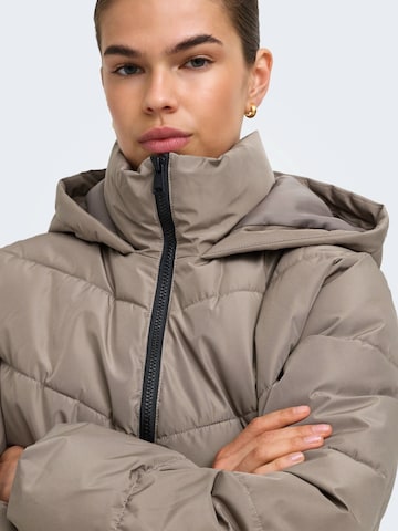 ONLY - Chaqueta de invierno 'ONLCLAIR' en marrón