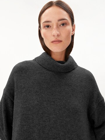 Robes en maille ARMEDANGELS en gris