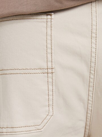 Bershka Regular Cargo jeans in Beige