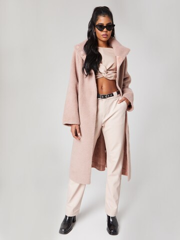 Manteau d’hiver 'Joelle' Katy Perry exclusive for ABOUT YOU en rose