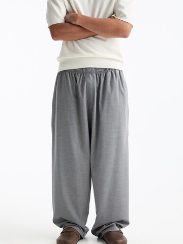 Pull&Bear Loose fit Trousers in Grey: front