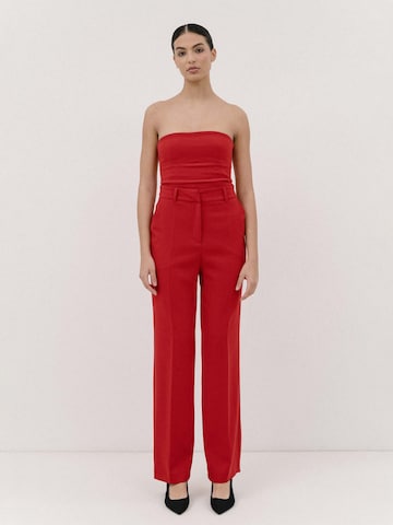 4TAILORS Regular Suorat housut 'Spice it Up' värissä punainen