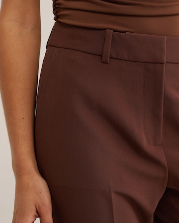 WE Fashion - Tapered Calças com vincos em castanho