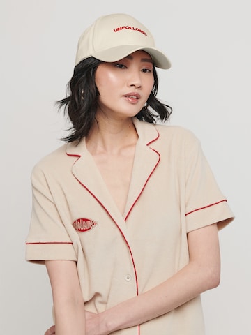 Cappello da baseball 'MEMBER' di UNFOLLOWED x ABOUT YOU in beige: frontale