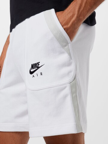 regular Pantaloni di Nike Sportswear in bianco