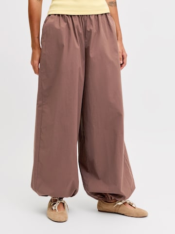 JJXX Baggy Trousers 'JXSARA' in Brown: front