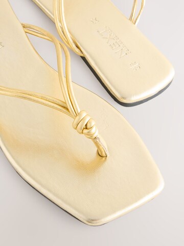 Next - Sandalias de dedo 'Forever Comfort®' en oro