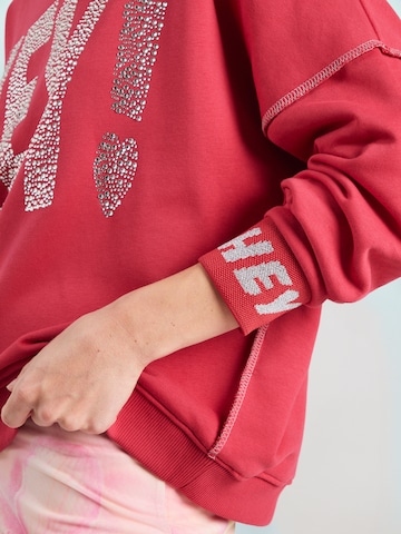 Felpa 'HEY!' di miss goodlife in rosso