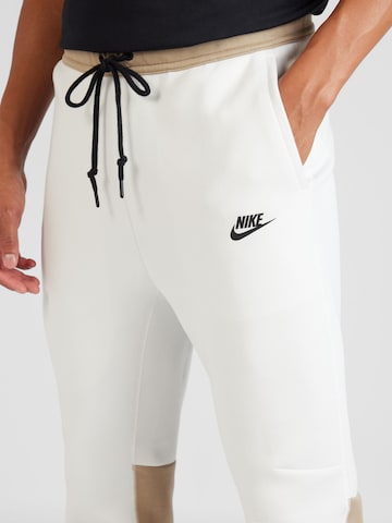 Nike Sportswear Zúžený strih Nohavice 'TECH FLEECE' - Béžová